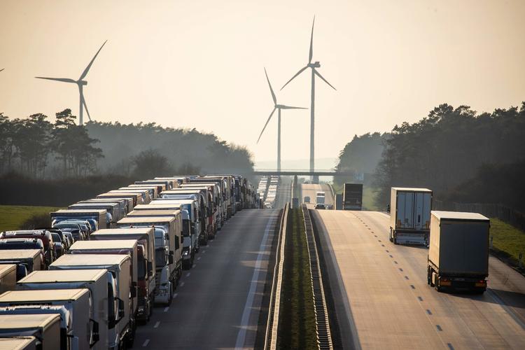 Lastbiler sidder fast i en enorm kø, der strækker sig mere end 65 kilometer i retning mod Berlin fra den tysk-polske grænse. Grænselukninger  har ført til trafikalt kaos på de europæiske veje. Foto: Odd Andersen/Ritzau Scanpix