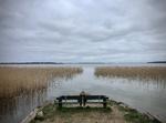 Naturstyrelsen opfordrer os til at bruge naturen under coronakrisen, som Politikens fotograf Peter Hove Olesen gjorde tirsdag med sin tre-årige søn Vester ved Tibirke Sand ved Arresø i Nordsjælland. Far og søn delte også en hindbærsnitte, men holdt behørig afstand til andre naturelskere. Foto: Peter Hove Olesen