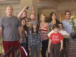 Familien stiller op til fællesfoto i 'Modern Family', der kører i båndsløjfe på TV 2 Zulu. Fra venstre Jay, Haley, Cameron, Alex, Mitchell, Claire, Gloria,  Luke,  Manny og Phil. Foto: TV 2 
