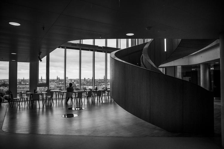 Midt i arbejdet med at lave en vaccine mod den aktuelle coronavirus holder den tyrkiske postdoc Sayit Erdogan en tiltrængt frokostpause og nyder udsigten til Københavns tage og tårne fra 11. etage i Mærsk Tårnet ved Københavns Universitet. Foto: Jens Hartmann Schmidt/POLFOTO