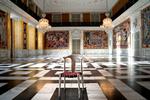 Kongehusets nye stol skal blandt andet bruges i taffelsalen på Christiansborg Slot. Her får den selskab af Bjørn Nørgaards farvestrålende gobeliner.  Foto: Keld Navntoft, Kongehuset
