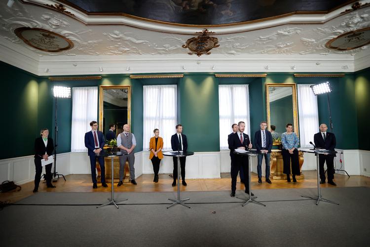 Otte partiledere og finansminister Nicolai Wammen (S) præsenterede den nye hjælpepakke i finansministeriet torsdag formiddag.  Foto: Jens Dresling/POLFOTO