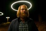 Som forvildet tech-guru er Nick Offerman så magnetisk, at man forsvinder ind i de mørkrandede øjne og deres dystre hemmeligheder. Foto: HBO Nordic