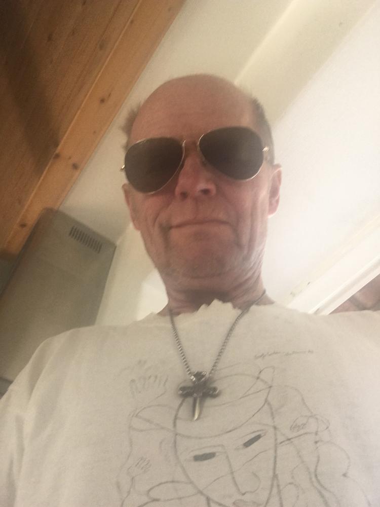 Det er ikke lige sådan at komme igennem til sin mor, der bor i himlen, hvor der i øvrigt er stor boligmangel og kun ståpladser tilbage. Foto: Morten Sabroe