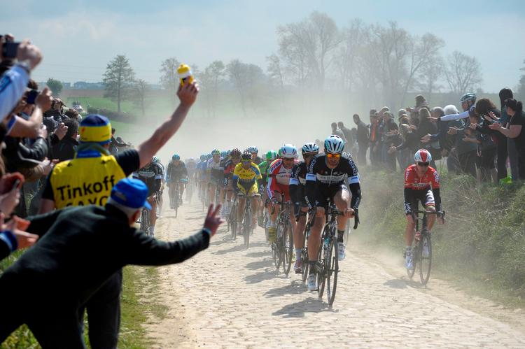 Paris-Roubaix, hvor rytterne kan opleve sol og støv eller regn og mudder - og begge dele gør løbet spektakulært - er nu aflyst for første gang siden 1942. Hvornår det køres, vides ikke. Heller ikke om det overhovedet bliver kørt i år. Foto: Eric Feferberg/Ritzau Scanpix