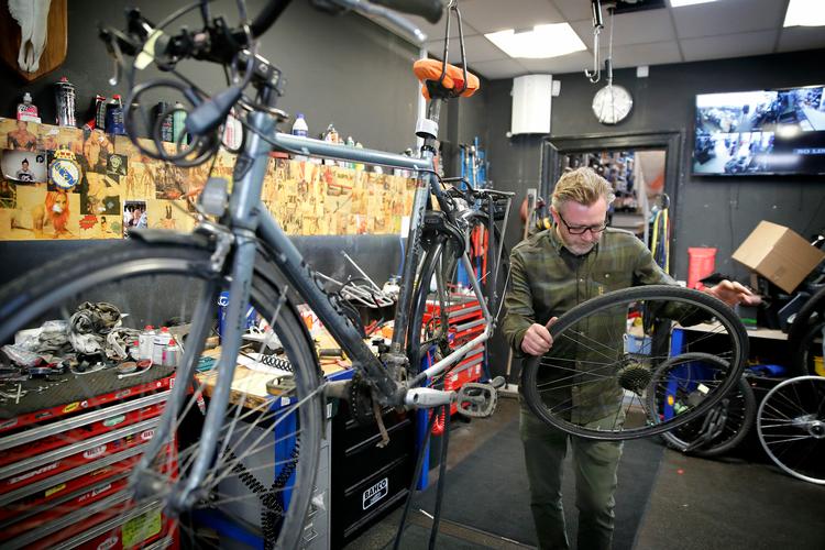 Tom Stokbæk har sendt de ansatte hjem og passer nu selv sin forretning Loke Cykler på Nørrebrogade, der er gået i stå midt i det der normalæt er højsæsonen.  .   Foto: Jens Dresling/POLFOTO