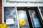    Tal her! Glas har to gode egenskaber i et land under nedlukning, mener Bjarne Hastrup fra Ældre Sagen. Man kan se hinanden igennem det. Men kan ikke smitte. Her er det plejehjemmet Hørgården i Risskov ved Aarhus, hvor en medarbejder er smittet og beboerne sat i karantæne. Foto: Mads Frost   Foto: Mads Frost/Mads Frost