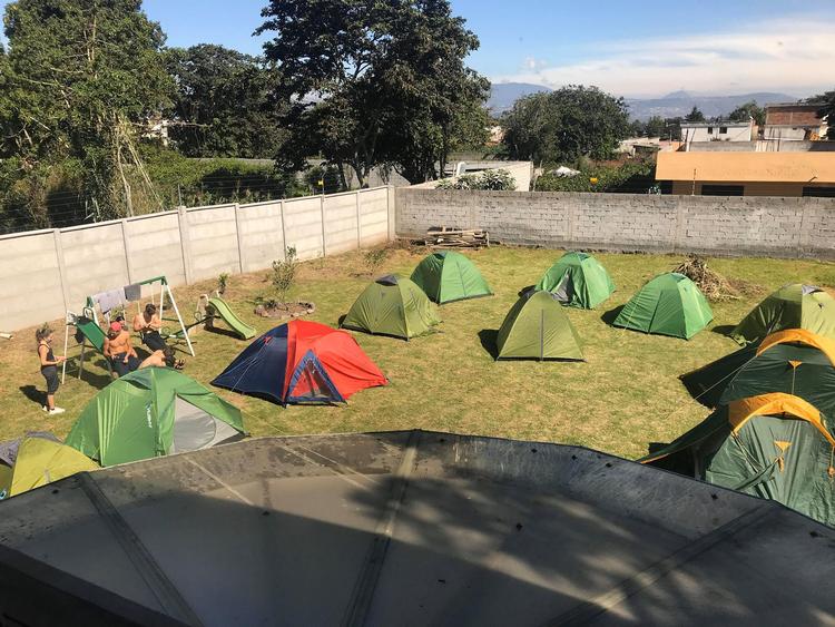 Der måtte sættes telte op i haven hos et gæstfrit par, da 33 unge ankom til Quito onsdag aften og ikke kunne få noget sted at bo. Foto: Lisbeth Brandt-Erichsen