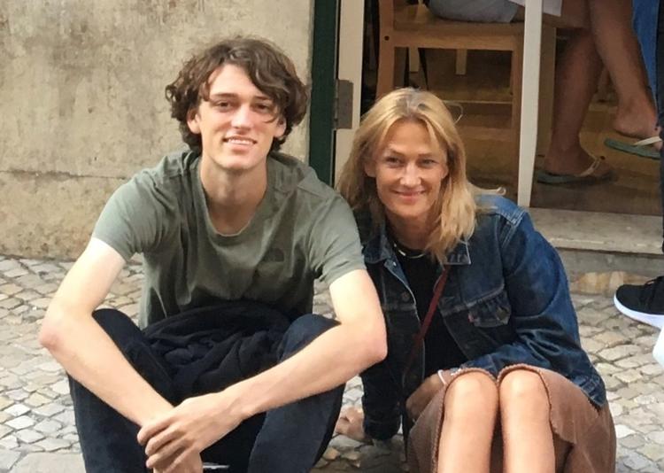 Jeppe Holdt Henningsen skulle have været af sted til en lille indonesisk ø for at hjælpe med at opbygge en bæredygtig turisme og undervise børnene i engelsk. Men corona kom i vejen. Nu kan han ikke få pengene for flybilletten retur fra ticket.dk. Foto: privat