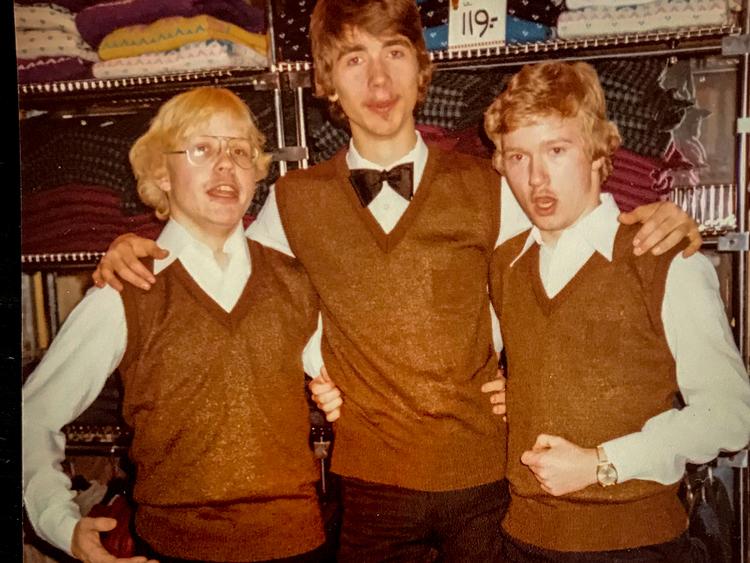 Hvem kan sige nej til et godt tilbud på tre ens pullovers? Fra venstre Per Munch, Jacob Ægidius og Mogens Halken fra Sankt Annæ Gymnasium.  
