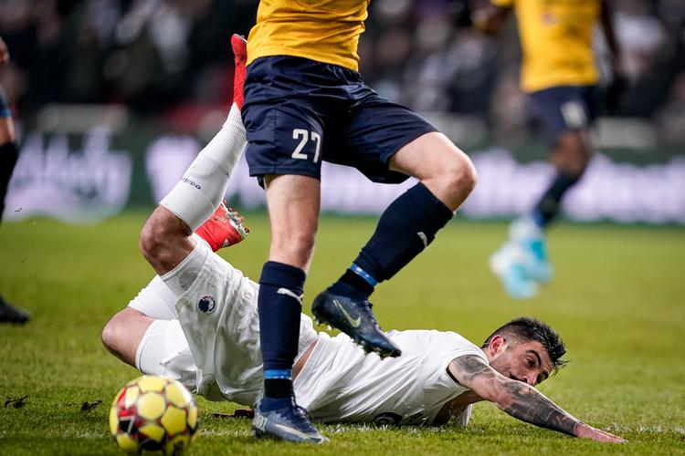 Her er det FCK's Michael Santos, der er nede i en duel med Hobros Mathias Haarup, men sæsonen kan ende med en større nedtur for Hobro.  Foto: Niels Christian Vilmann/Ritzau Scanpix