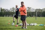     Brabrand er træneren for førsteholdet, Tom Søjberg, del af det samme fællesskab som den 11-årige Liverpool-fan i FC Barcelona-trøje..   Foto: Gregers Tycho/POLFOTO