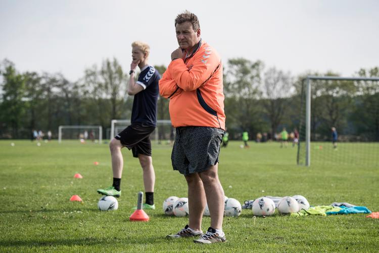     Brabrand er træneren for førsteholdet, Tom Søjberg, del af det samme fællesskab som den 11-årige Liverpool-fan i FC Barcelona-trøje..   Foto: Gregers Tycho/POLFOTO