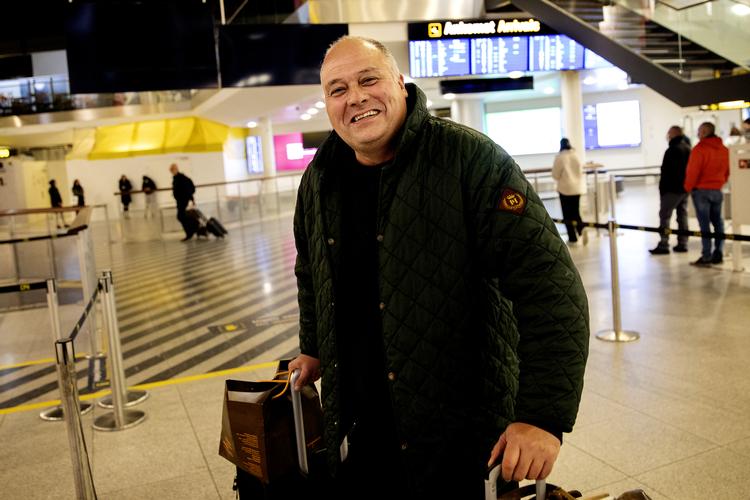 Emil Schouw hastede ud af Københavns Lufthavn efter ankomsten med særflyet fra Marokko sent torsdag aften for at køre til sit sommerhus i Thy. Foto: Finn Frandsen/POLFOTO