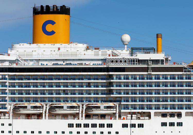 Costa Luminosa ses her ved Grand Port Maritime i Marseille. Skibet er i karantæne, efter tre personer om bord har fået konstateret coronavirus. 50 danskere opholder sig på skibet.  Foto: Jean-paul Pelissier/Ritzau Scanpix