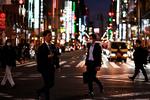 Skolerne er lukket og større forsamlinger er blevet aflyst i storbyen Tokyo. Men byen indbyggere går stadig på arbejde, og butikker og restauranter holder forsat åbent. Foto: Charly Triballeau/Ritzau Scanpix