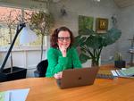 Jane Gammelgaard i sit kontor i et havehus. Foto: Privat 