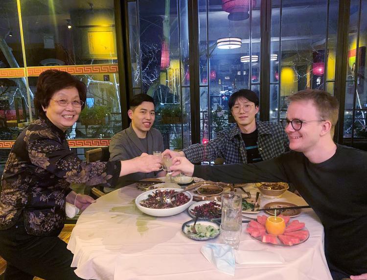 Coronavirussen er stilnet af i Shanghai, og Robert Høgh (th.) kunne fejre sin fødselsdag i venners selskab og på restaurant. Nu går tankerne til ramt familie i Danmark. Foto: Privatfoto