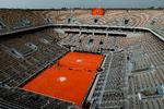 En næsten tom Court Philippe Chatrier på det berømte Roland Garros-anlæg i Paris, hvor French Open spilles hvert år. I 2020 dog først til efteråret. Foto: Thomas Samson/Ritzau Scanpix