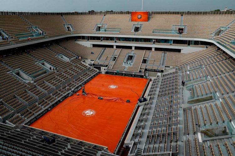 En næsten tom Court Philippe Chatrier på det berømte Roland Garros-anlæg i Paris, hvor French Open spilles hvert år. I 2020 dog først til efteråret. Foto: Thomas Samson/Ritzau Scanpix