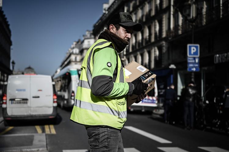    Trods kritik fortsætter Amazon aktiviteterne i Frankrig. De ansatte protesterer mod risiko for smittefare, og miljøorganisationer peger på, at Amazon er en de største forurenere i verden.  Foto: Philippe Lopez/Ritzau Scanpix