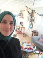Esra Alici Pedersen passer mest børn i disse dage. Og familiens yngste dækker gerne op til legekaffe i stuen. Foto: /POLITIKEN