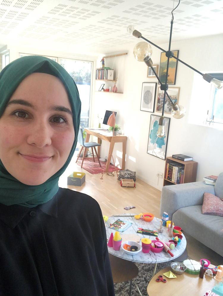 Esra Alici Pedersen passer mest børn i disse dage. Og familiens yngste dækker gerne op til legekaffe i stuen. Foto: /POLITIKEN
