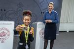     Børneavisen reporter hedder Emilia Ousmane Ionesco og er 11 år og skulle naturligvis have en selfie med statsminister Mette Frederiksen. Foto: Martin Sylvest/Ritzau Scanpix