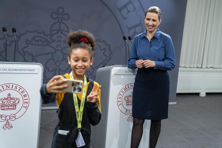     Børneavisen reporter hedder Emilia Ousmane Ionesco og er 11 år og skulle naturligvis have en selfie med statsminister Mette Frederiksen. Foto: Martin Sylvest/Ritzau Scanpix