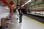 Det spanske militær desinficerer en metro station i Madrid Foto: Javier Barbancho/Ritzau Scanpix