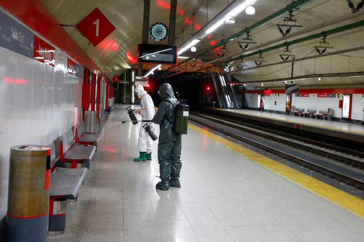 Det spanske militær desinficerer en metro station i Madrid Foto: Javier Barbancho/Ritzau Scanpix