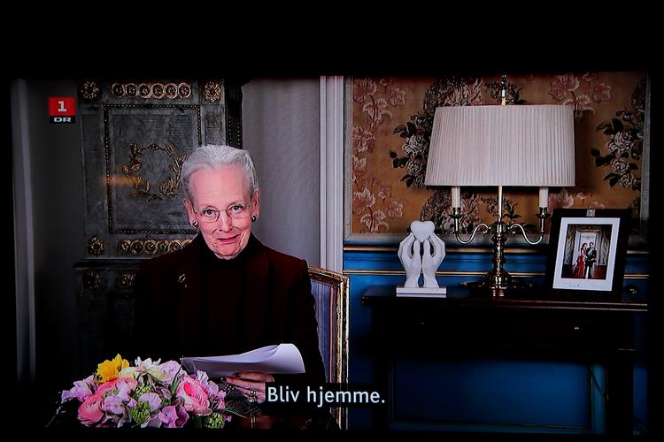 Dronning Margrethe, her affotograferet fra tv-skærmen, holdt en direkte tv-tale fra Fredensborg Slot til danskerne om coronavirus, og budskabet var klart  Foto: Jens Dresling/POLFOTO