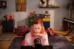 NETKRÆNKELSER. Voksne rovdyr kaster sig over de tre skuespillere, der på nettet optræder som 12-årige piger. På 10 dage modtager de over 2500 seksuelle henvendelser.  Filmen 'Caught in the Net' kan ses på onlineversionen af CPH:DOX lige nu.  Foto: PR-foto CPH:DOX