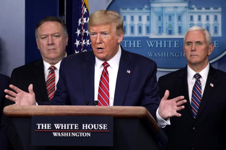 USA's præsident, Donald Trump, afholder pressemøde sammen med udenrigsminister, Mike Pompeo, og vicepræsident, Mike Pence. Præsidenten havde et noget overraskende svar på spørgsmålet fra en journalist om, der var noget han ville sige til befolkningen ift. situationen med coronavirus.  Foto: Alex Wong/Ritzau Scanpix