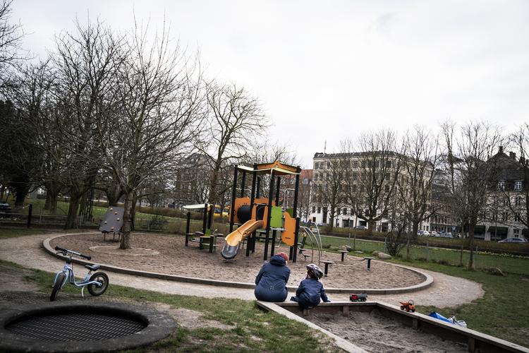 Folk skal holde afstand og vise hensyn – også i det gode vejr, lyder det i sms fra politiet til mobilejere. Foto: Liselotte Sabroe/Ritzau Scanpix