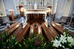  Torsdag: 427 døde i døgnets løb. Fredag: 627. Lørdag: 793. Nogle af dem ligger her i en kirke i Serina, nær Bergamo i Norditalien.  Foto: Piero Cruciatti/Ritzau Scanpix