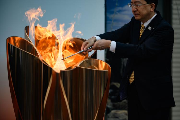    Den olympiske flamme er ankommet til Tokyo, men spørgsmålet er, hvornår den bliver tændt over stadion som tegn på, at legene er i gang.   Foto: Philip Fong/Ritzau Scanpix