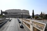 Italienerne holder sig inden døre for at begrænse smitte, og i dag begynder landet fabrikker at lukke ned for produktion. Her er området foran den antikke skueplads Colosseum i Rom, som normalt summer af liv. Foto: Alberto Lingria/Ritzau Scanpix