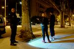 En fransk betjent standser et par unge på den  populære strækning Promenade des Anglais i Nice under det natlige udgangsforbud.  Foto: Valery Hache/Ritzau Scanpix