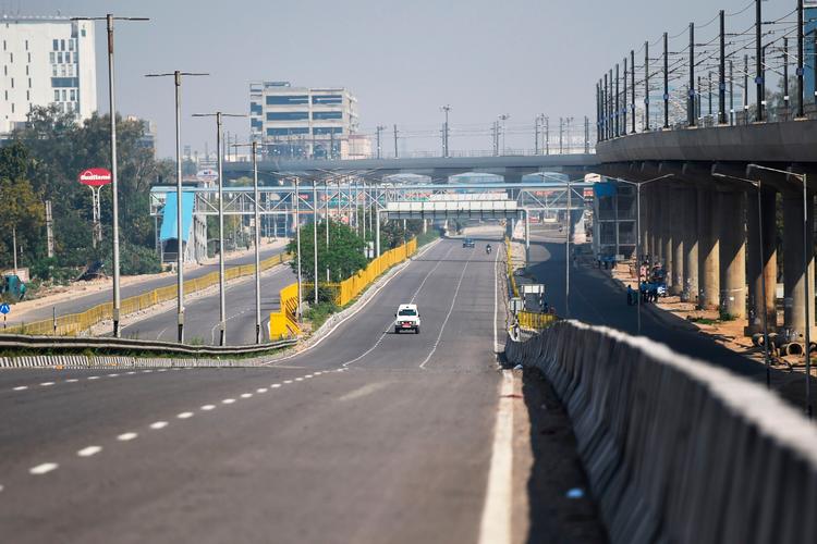 Der er langt mellem bilerne på vejene, efter at Indien har indført 14 timers udgangsforbud for landets 1,3 milliarder indbyggere. Her er det en enlig bilist i Faridabad.  Foto: Money Sharma/Ritzau Scanpix
