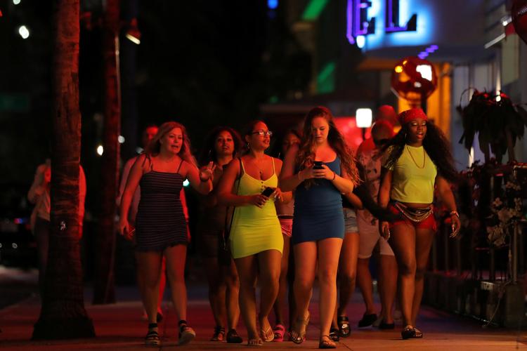 Universitetsstuderende på ferie færdes i grupper gaderne i Miami Beach, efter at myndighederne har lukket strande, barer, træningscentre, biografer.  Foto: Carlos Barria/Ritzau Scanpix