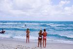 Unge på 'spring break' samledes på den nu lukkede strand i Miami.   Foto: Maria Alejandra Cardona/Ritzau Scanpix