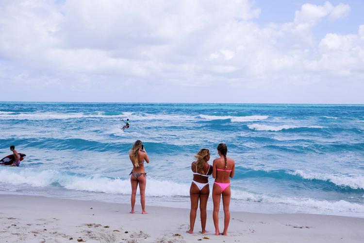 Unge på 'spring break' samledes på den nu lukkede strand i Miami.   Foto: Maria Alejandra Cardona/Ritzau Scanpix