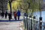 Folk går og løber i søndagssolen ved Landwehr Canal i Berlins Kreuzberg-kvarter.  Foto: David Gannon/Ritzau Scanpix