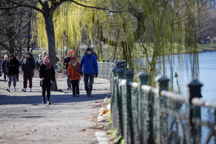 Folk går og løber i søndagssolen ved Landwehr Canal i Berlins Kreuzberg-kvarter.  Foto: David Gannon/Ritzau Scanpix