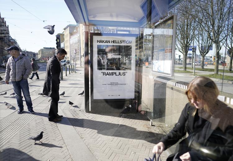Järntorgets sporvognsholdeplads i Göteborg. Svenskerne kunne søndag aften opleve en sjældenhed: deres statsminister holdt en tv-tale.  Foto: 9200 Björn Larsson Rosvall/tt/Ritzau Scanpix