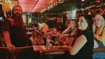 Verdens gang bliver set med stamgæsternes øjne  –sådan da.  Foto: fra filmen 'Bloody Nose, Empty Pockets'