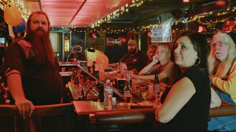 Verdens gang bliver set med stamgæsternes øjne  –sådan da.  Foto: fra filmen 'Bloody Nose, Empty Pockets'