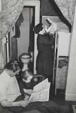 Familien her har været så heldige at have badeværelse i lejligheden i stedet for at skulle rende i gården, hvilket ellers var normalt i 1940'erne. Foto: Arbejdermuseet