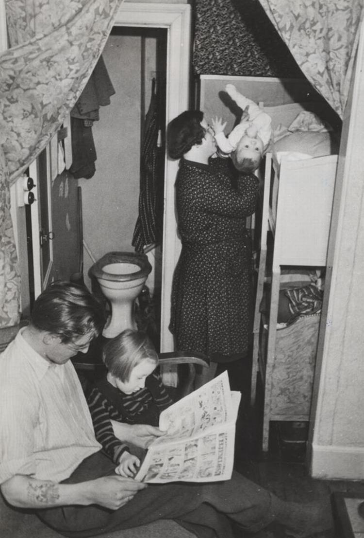 Familien her har været så heldige at have badeværelse i lejligheden i stedet for at skulle rende i gården, hvilket ellers var normalt i 1940'erne. Foto: Arbejdermuseet